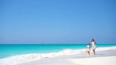 Aile beyaz plaj üzerinde. Anne ve çocuk yukarıdan okyanus tarafından yürüyüş için görüntüleyin