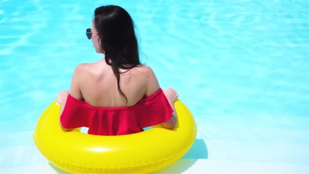 Piękna młoda kobieta relaks w basenie. Widok z tyłu z dziewczyna w odkrytym basenie hotelu luxury — Wideo stockowe