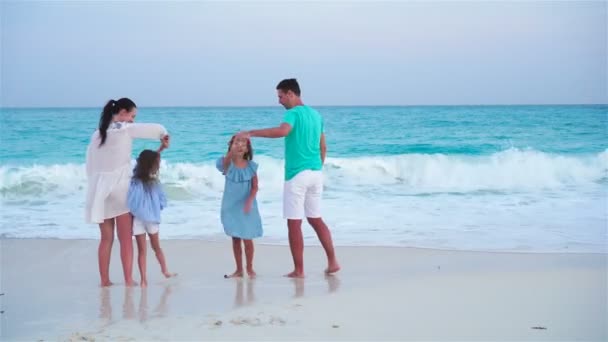 Férias em família divertidas na praia — Vídeo de Stock