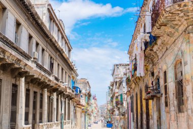 HAVANA, CUBA - 14 Nisan 2017: Eski bina ve arabalarla Eski Havana 'nın otantik manzarası
