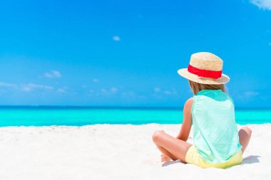 Karayipler tatil sırasında sahilde şapkalı küçük kız