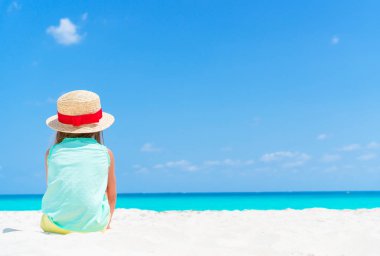 Karayipler tatil sırasında sahilde şapkalı küçük kız