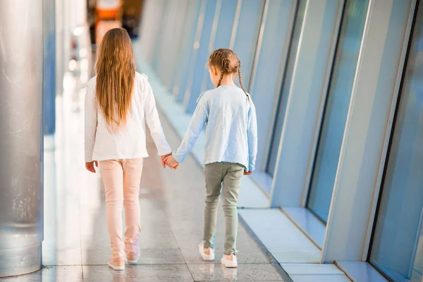 Rozkošné holčičky v letišti nedaleko velké okno — Stock fotografie