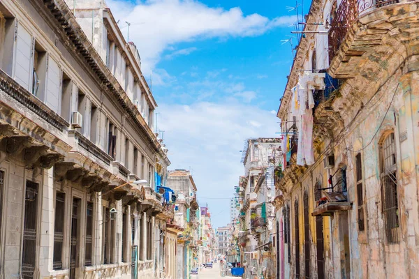 HAVANA, CUBA - 14. dubna 2017: Autentický pohled na ulici Starého Havany se starými budovami a auty — Stock fotografie