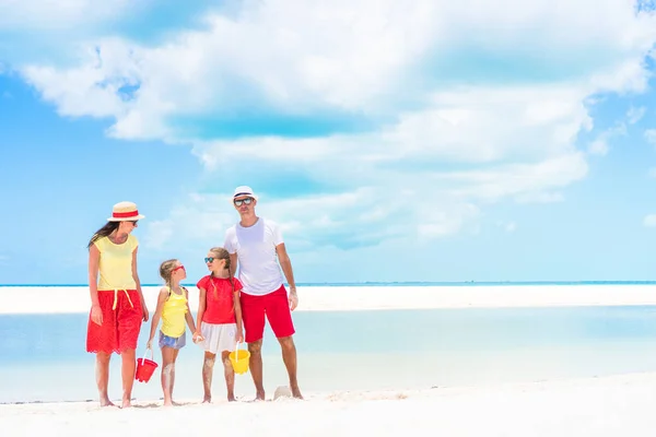 熱帯のビーチの 4 人家族 — ストック写真