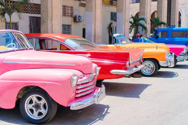 Színes amerikai klasszikus autó az utcán, Havanna, Kuba — Stock Fotó