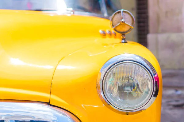 Closeup of yellow classic vintage car in Old Havana, Cuba — Stock Photo, Image