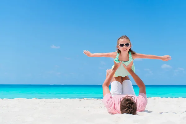 小女孩和快乐的爸爸在海滩度假期间玩得开心 — 图库照片