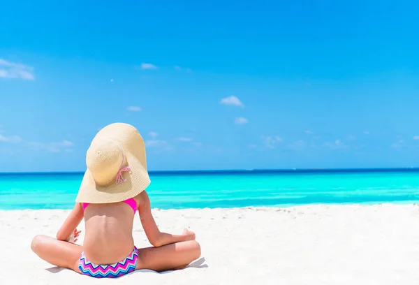 Klein meisje in de hoed op het strand tijdens Caribische vakantie — Stockfoto