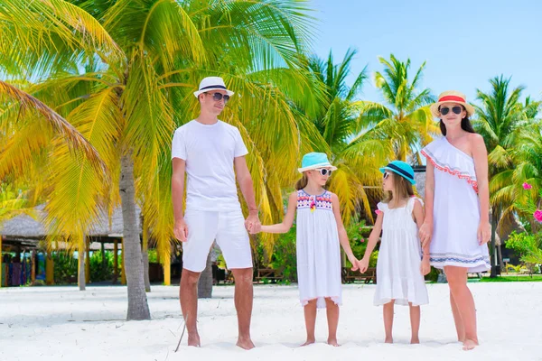 Familia joven en vacaciones en la playa — Foto de Stock