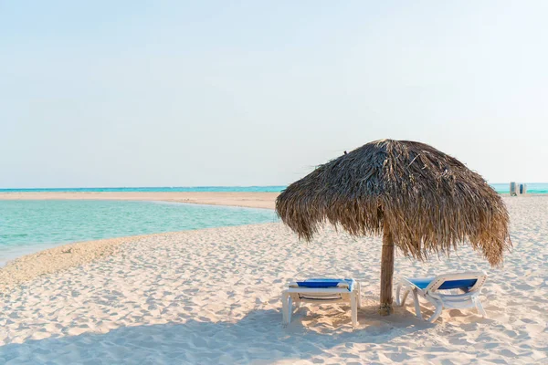 Plaża leżaki i parasol na białej plaży — Zdjęcie stockowe