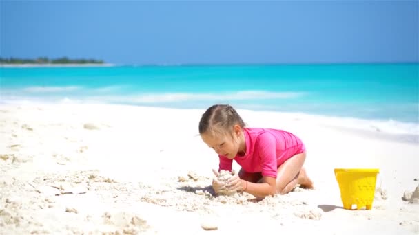 Bedårande liten flicka som leker med strandleksaker på vit sandstrand — Stockvideo