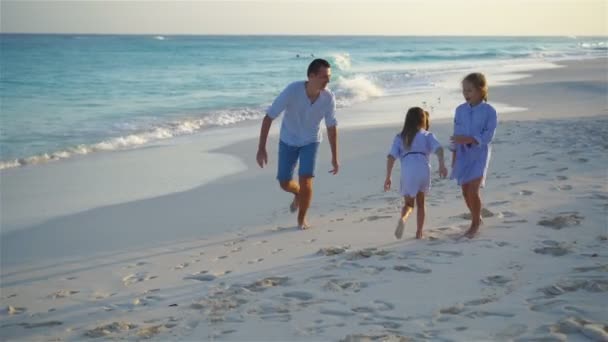 Família se diverte na praia branca na ilha caribenha à noite — Vídeo de Stock