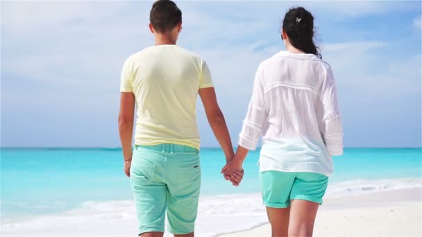 Jeune couple sur la plage blanche pendant les vacances d'été. Les amoureux heureux profitent de leur lune de miel. Vidéo de la motion lente . — Video