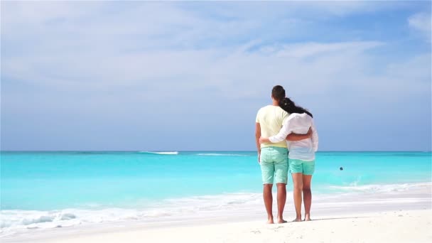 Glückliche Familie am Strand. junge Liebende genießen ihre Flitterwochen. Zeitlupenvideo. — Stockvideo