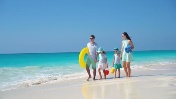 熱帯のビーチでの休暇には 4 つの美しい家族の幸せ — ストック動画
