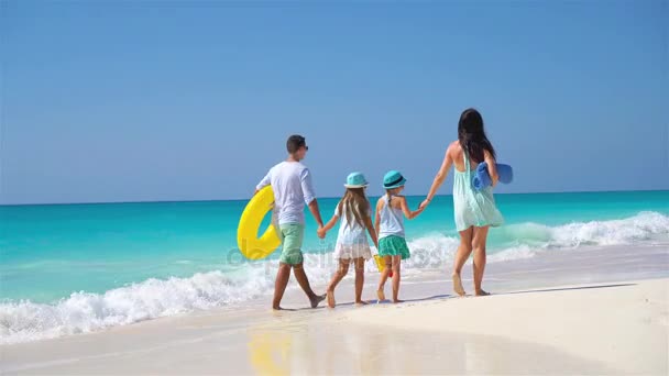 Vacaciones familiares en playa — Vídeo de stock