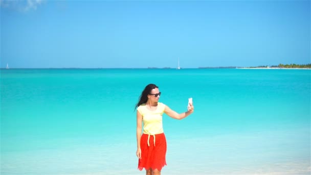 Young woman use phone during tropical beach vacation. Tourist using mobile smartphone. — Stock Video