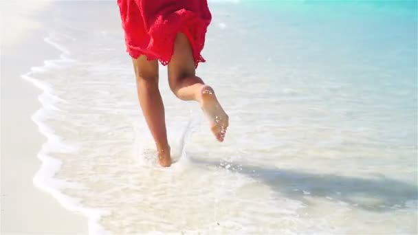 얕은 물에서 백 사 장을 따라 걸으며 걷는 긴 다리. 해변 휴가의 개념 과 맨발. ( 슬로우 모션 ). — 비디오