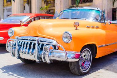 Havana, Küba - 14 Nisan 2017: Renkli Amerikan klasik otomobil Havana, Küba'da sokakta