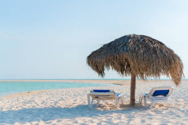 Beyaz plaj Beach şezlong. Tropikal beyaz kumlu plaj akşam yumuşak ışık