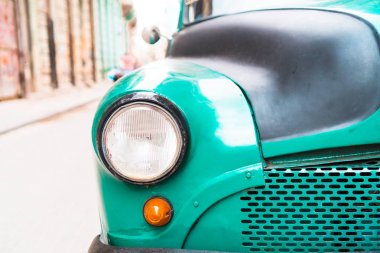 HAVANA, CUBA - 14 Nisan 2017: Eski Havana, Küba 'da klasik klasik klasik arabanın kapanışı. Turistler için en popüler ulaşım taksi olarak kullanılır..