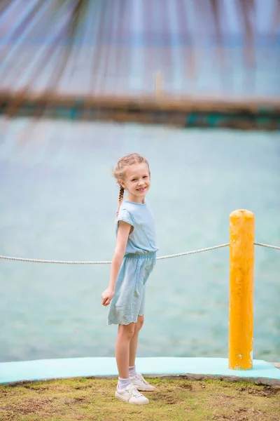 Adorable petite fille à la plage pendant les vacances d'été — Photo