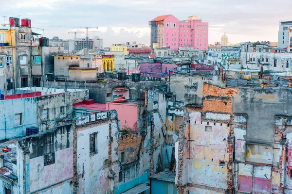 Havana, Kuba – 14. dubna 2017: Autentický pohled opuštěného domu a ulice staré Havany — Stock fotografie