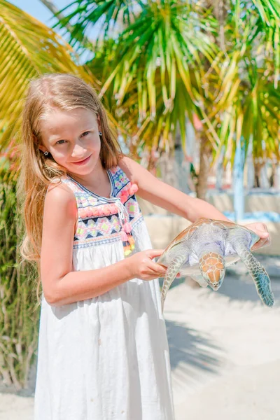 Rozkošná holčička s malé želvy v její ruce do rezervy — Stock fotografie