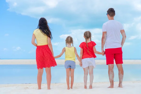 Familia joven de vacaciones en la playa — Foto de Stock