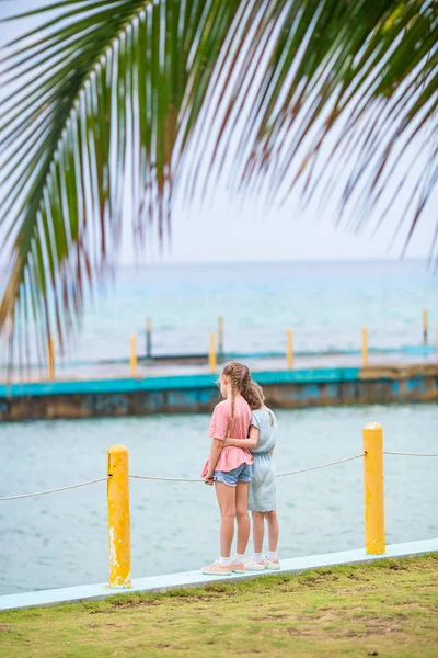 Adorable petite fille à la plage pendant les vacances d'été — Photo