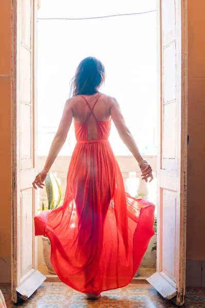 Young beautiful woman in red dress on old balcony in apartment in Old Havana, Cuba. — Stock Photo, Image