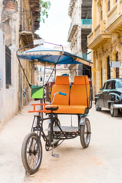 Bicicletta cubana in taxi parcheggiata di fronte a colorate case coloniali — Foto Stock