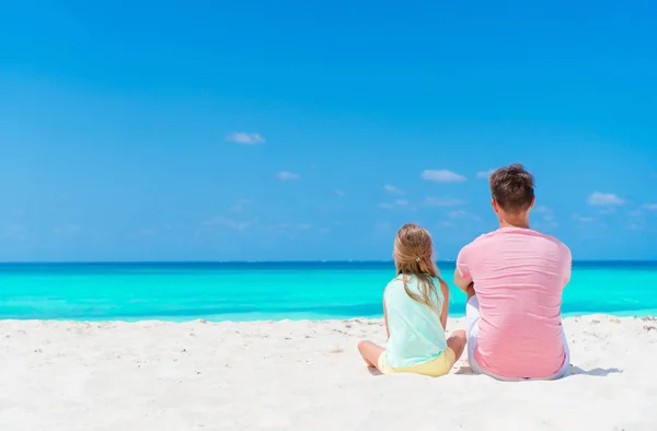 Vader en zijn schattig dochtertje op tropisch strand — Stockfoto