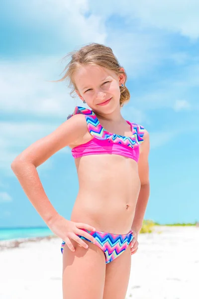 Retrato de niña adorable en la playa durante las vacaciones de verano —  Fotos de Stock