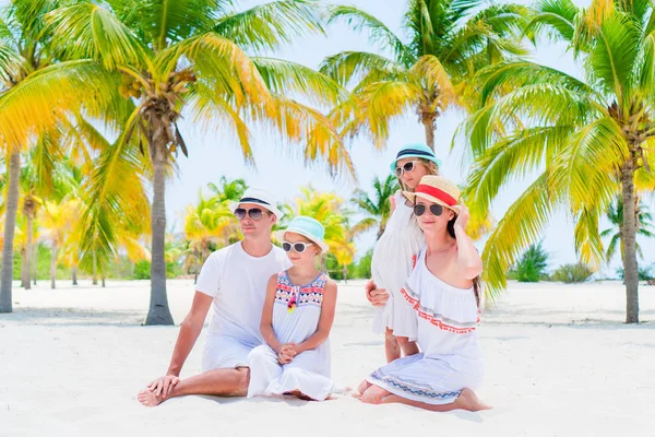 Young family on beach vacation in palm grove — Stock Photo, Image