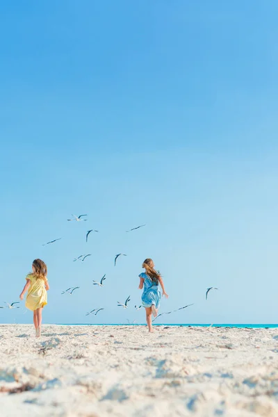 在热带海滩在海边玩耍在一起开心的小女孩 — 图库照片