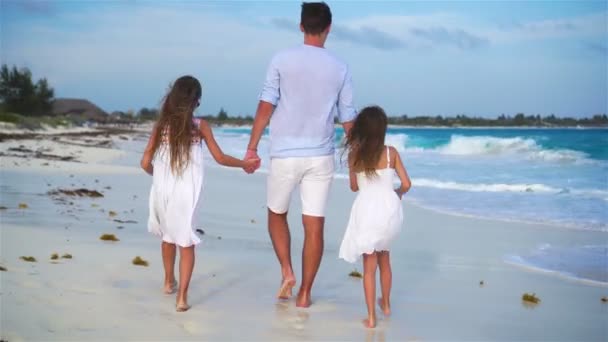 Familie wandelen op witte strand op het Caribische eiland in de avond — Stockvideo