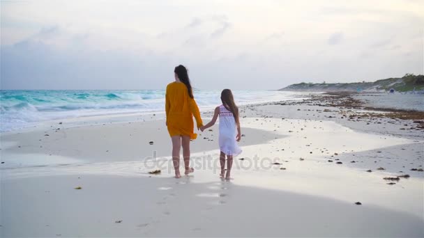 小可爱女孩和年轻妈妈在热带海滩上温暖的晚上 — 图库视频影像
