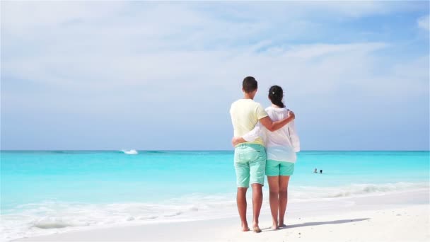 Casal jovem na praia branca durante as férias de verão. Os amantes felizes desfrutam de sua lua de mel. SLOW MOTION VIDEO . — Vídeo de Stock
