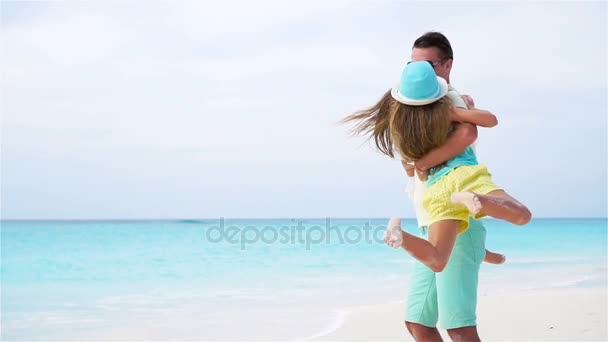 Отец и его очаровательные маленькие девочки веселятся вместе на тропическом пляже. — стоковое видео