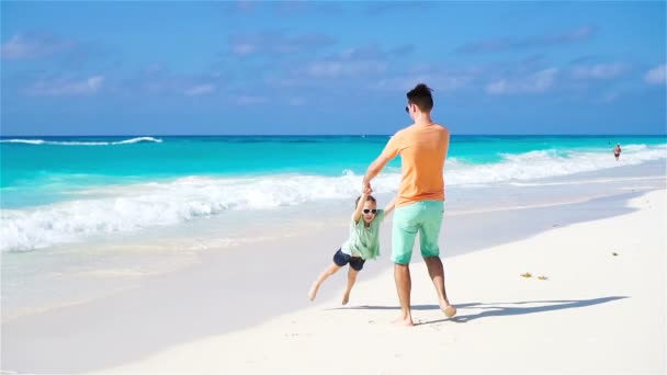 Padre y su adorable hijita en la playa tropical — Vídeos de Stock