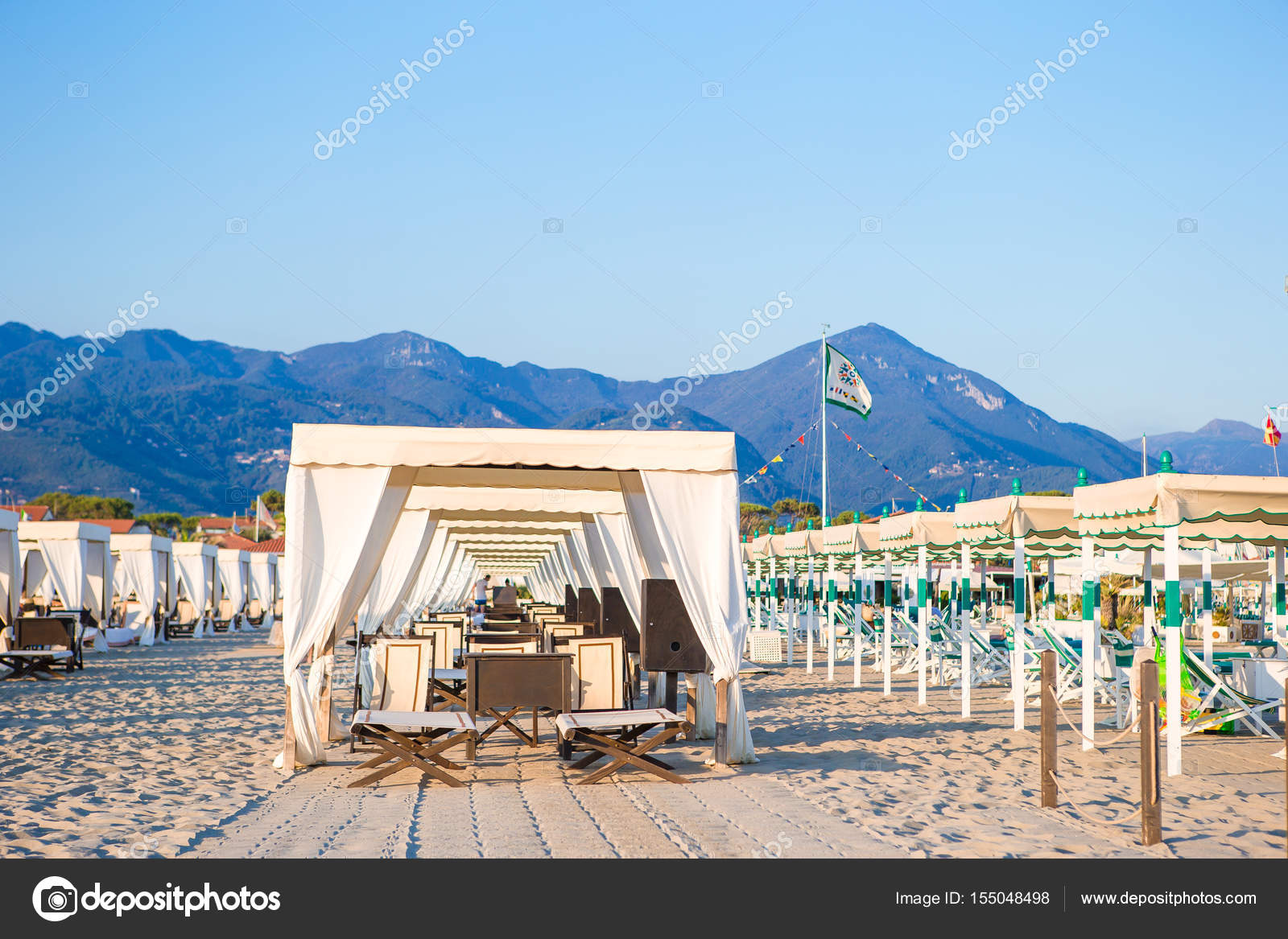 Lettini Nella Famosa Spiaggia Di Sabbia Italiana A Forte Dei