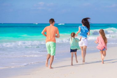 Genç aile tatilde çok eğleniyor.