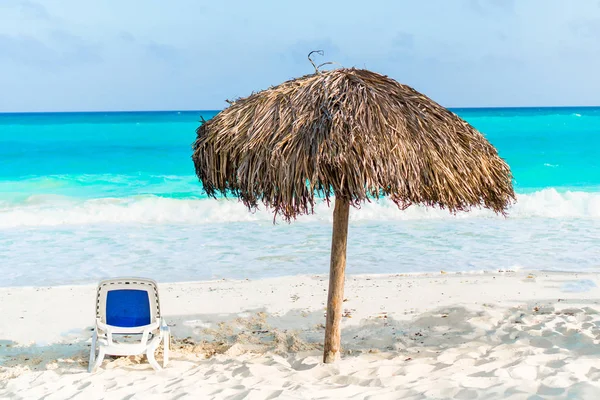 Plážová lehátka a slunečník na pláži s bílým — Stock fotografie