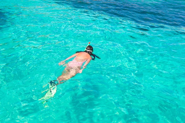 Junge Frau schnorchelt im Urlaub im tropischen Wasser — Stockfoto