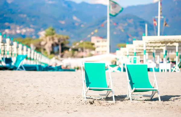 Solstolar på Europeiska strand i Italien — Stockfoto