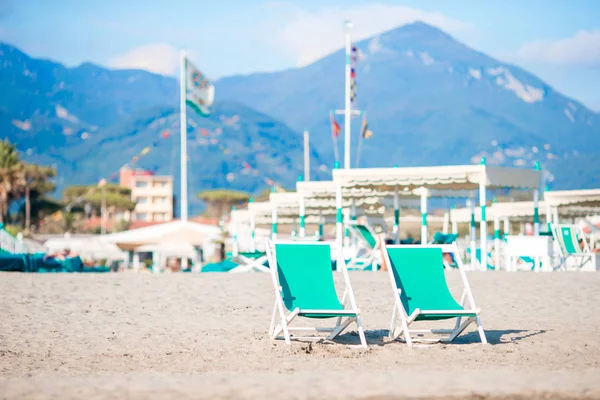 Solstolar på Europeiska strand i Italien i popula område Forte dei Marmi — Stockfoto