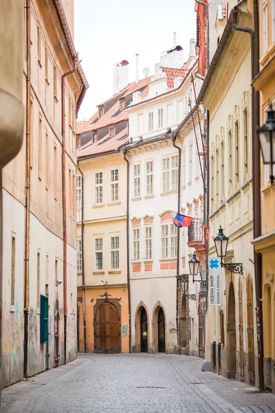 老的狭窄街道，在欧洲。区的布拉格市、 捷克共和国和其历史最悠久的地区之一. — 图库照片