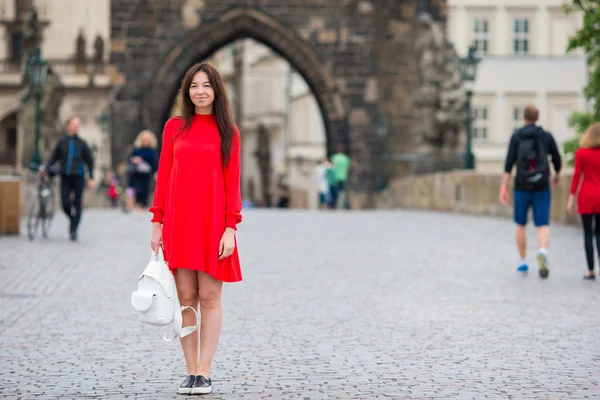 Mujer urbana joven feliz en la ciudad europea en el famoso puente. Cálido verano por la mañana temprano en Praga, República Checa —  Fotos de Stock